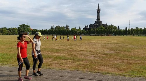 Sejumlah orang  berolahraga di Lapangan Puputan Margarana Niti Mandala, Renon, Denpasar pada Rabu (17/1/2024).