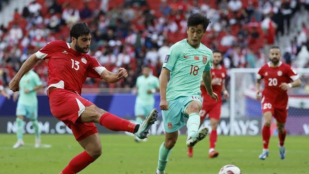 Lebanon's defender #13 Khalil Khamis is marked by China's midfielder #18 Dai Wai-tsun during the Qatar 2023 AFC Asian Cup Group A football match between Lebanon and China at the Al-Thumama Stadium in Doha on January 17, 2024. (Photo by KARIM JAAFAR / AFP)