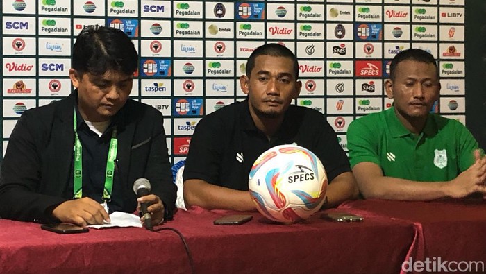 Legimin Raharjo didampingi kiper tim Abdul Rohim saat jumpa pers dengan awak media (Foto: M. Afdal Afrianto)