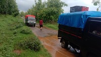 Sejumlah kendaraan harus berhenti sejenak, imbas tiang listrik yang roboh melintang di tengah jalan.