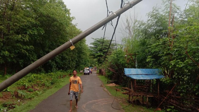 Sebanyak 5 tiang listrik PLN di Kecamatan Kangayan, Kangean roboh melintang di tengah jalan, Kamis (18/1/2024).