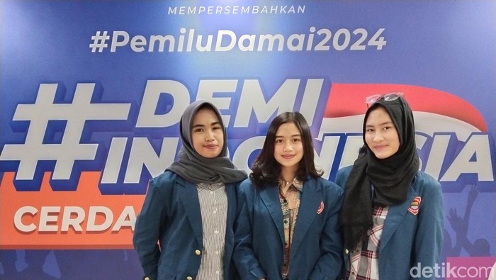 Mahasiwi semester V Sekolah Tinggi Hukum Bandung (STHB) Dwi, Ketrin dan Salma.