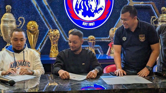 Manager Arema FC bersama CEO dan Manager ARG Soccer Field