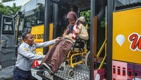 Bus ini menerapkan teknologi pintu otomatis dengan sensor. 