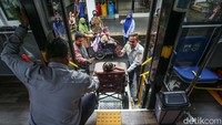 Bus ini akan mengantarkan siswa sesuai dengan rute yang telah disepakati tanpa dikenakan biaya alias gratis. 