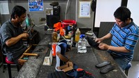 Pekerja membuat sepatu orthopedi di Unit Ortotik Yayasan Pembinaan Anak Cacat (YPAC) Jakarta, Kebayoran Baru, Jakarta, Kamis (18/1/2024).