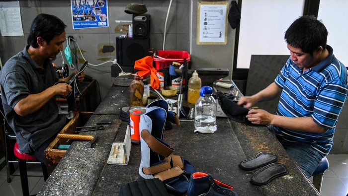 Pekerja membuat sepatu orthopedi di Unit Ortotik Yayasan Pembinaan Anak Cacat (YPAC) Jakarta, Kebayoran Baru, Jakarta, Kamis (18/1/2024). YPAC Jakarta menyediakan pembuatan beragam jenis alat bantu khusus penyandang disabilitas seperti sepatu orthopedi dan sepatu penyangga khusus yang disesuaikan dengan kebutuhan serta kondisi fisik berdasarkan diagnosa para ahli. ANTARA FOTO/Sulthony Hasanuddin/rwa.