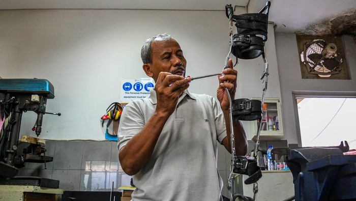 Pekerja membuat sepatu orthopedi di Unit Ortotik Yayasan Pembinaan Anak Cacat (YPAC) Jakarta, Kebayoran Baru, Jakarta, Kamis (18/1/2024). YPAC Jakarta menyediakan pembuatan beragam jenis alat bantu khusus penyandang disabilitas seperti sepatu orthopedi dan sepatu penyangga khusus yang disesuaikan dengan kebutuhan serta kondisi fisik berdasarkan diagnosa para ahli. ANTARA FOTO/Sulthony Hasanuddin/rwa.