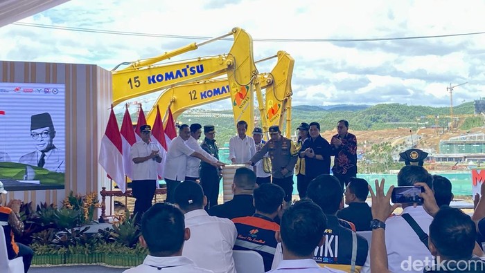 Presiden Joko Widodo (Jokowi) melakukan groundbreaking atau peletakan batu pertama pembangunan Memorial Park di Ibu Kota Nusantara (IKN).