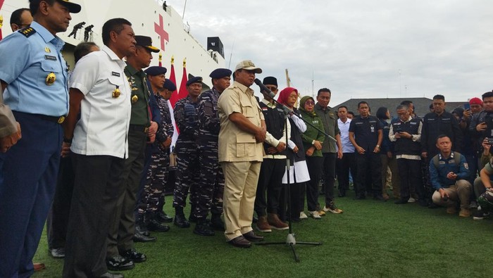 Menhan Prabowo dan sejumlah pejabat melepas bantuan KRI dr Radjiman Wedyodiningrat ke Palestina