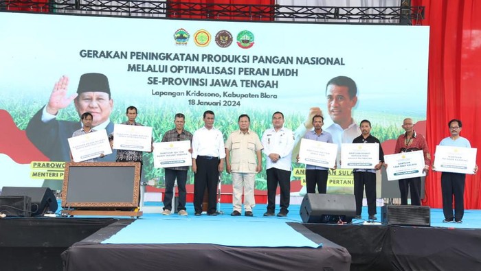 Menhan Prabowo Subianto dan Mentan Amran Sulaiman Bagi-bagi Benih Gratis ke Petani di Blora