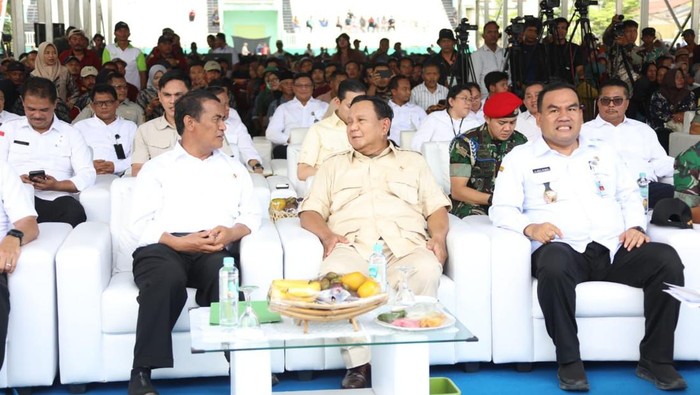 Menhan Prabowo Subianto dan Mentan Amran Sulaiman Bagi-bagi Benih Gratis ke Petani di Blora