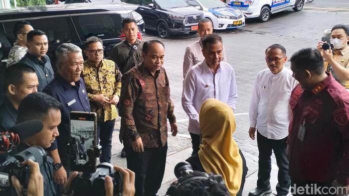 Menteri Komunikasi dan Informatika (Menkominfo) Budi Arie Setiadi dan  Pj Gubernur Jawa Barat Bey Machmudin.