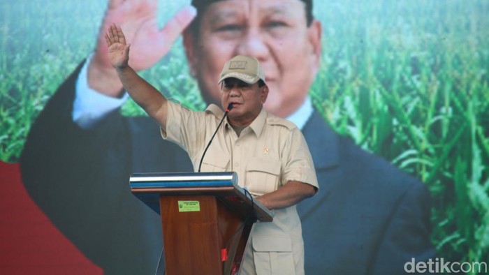 Menteri Pertahanan (menhan) Prabowo Subianto di Lapangan Kridosono, Kabupaten Blora, Kamis (18/1/2024).