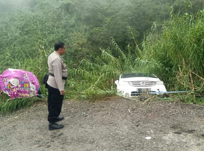 Mobil wisatawan terperosok ke bibir jurang di tanjakan Sikarim jalur alternatif Wonosobo – Dieng, Senin (15/1/2024) sore.