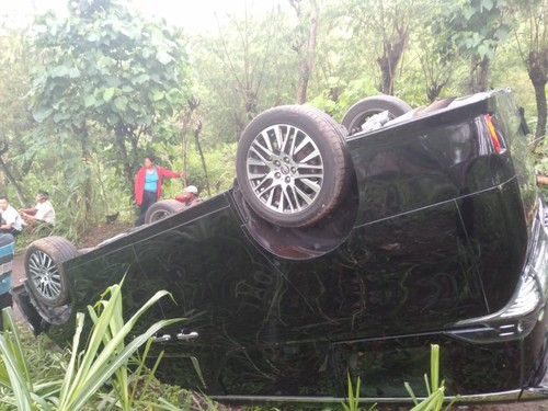 Mobil yang ditumpangi mantan wali kota Denpasar Ida Bagus Rai Dharma Wijaya Mantra terbalik di Desa Penuktukan, Kecamatan Tejakula, Buleleng, Bali, Rabu (17/1/2024). (Istimewa)