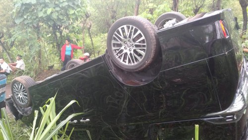 Mobil yang ditumpangi mantan wali kota Denpasar Ida Bagus Rai Dharma Wijaya Mantra terbalik di Desa Penuktukan, Kecamatan Tejakula, Buleleng, Bali, Rabu (17/1/2024). (Istimewa)