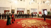 Pengambilan sumpah jabatan itu digelar di Istana Merdeka, Jakarta Pusat, Kamis (18/1/2024) pukul 10.00 WIB. Pengambilan sumpah jabatan disaksikan langsung oleh Jokowi.