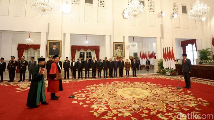 Momen Arsul Sani Resmi Jadi Hakim MK Momen Arsul Sani Resmi Jadi Hakim MK