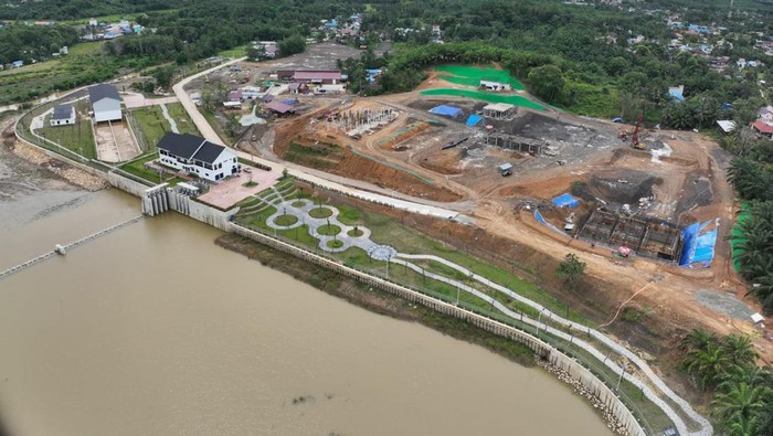 Beredar isu Menteri PUPR Basuki Hadimuljono siap mundur. Pernyataan itu disampaikan ekonom Faisal Basri. Namun Basuki tetap kerja, Kamis (18/1/2024).