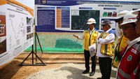 Menteri PUPR Basuki Hadimuljono meninjau pembangunan Instalasi Pengolahan Air (IPA) Sepaku Semoi di Penajam Paser Utara, Kalimantan Timur, Kamis (18/1/2024).