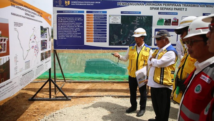 Momen Basuki Cek Instalasi Air IKN di Tengah Beredarnya Isu Mundur Beredar isu Menteri PUPR Basuki Hadimuljono siap mundur. Pernyataan itu disampaikan ekonom Faisal Basri. Namun Basuki tetap kerja, Kamis (18/1/2024).