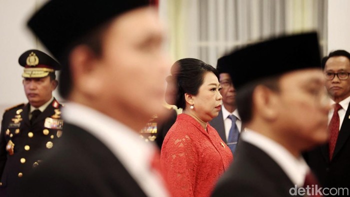 Momen Jokowi Lantik Sembilan Anggota KPPU Presiden Joko Widodo (Jokowi) melantik anggota Komisi Pengawas Persaingan Usaha (KPPU) untuk masa jabatan 2024-2029 di Istana Negara, Jakarta Pusat, Kamis (18/1/2024).