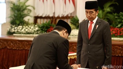 Jokowi Lantik Sembilan Anggota KPPU di Istana