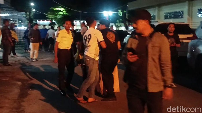 Momen keluarga RF (17) membawa jenazah RF keluar dari kamar jenazah RS Bhayangkara dan cekcok dengan kepolisian. (Goklas Wisely/detikSumut).