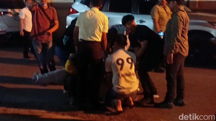 Momen keluarga RF (17) membawa jenazah RF keluar dari kamar jenazah RS Bhayangkara.(Goklas Wisely/detikSumut).