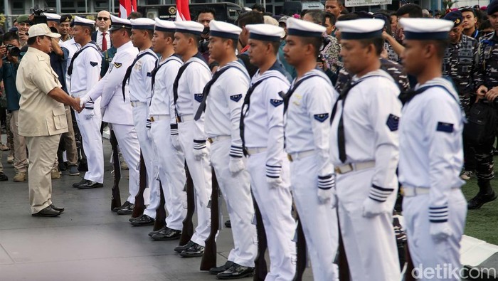 Menteri Pertahanan Prabowo Subianto melepas pemberangkatan Satgas Muhibah/Port Visit ke Mesir TA 2024 KRI dr Radjiman Wedyodiningrat-992 milik TNI AL untuk mengirimkan bantuan kemanusiaan buat para korban konflik Gaza. Keberangkatan misi perdamaian dilakukan di dermaga Kolinlamil, Jakarta Utara, Kamis (18/1/2024).