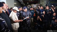 Prabowo mengecek bantuan kemanusiaan yang akan dikirim ke Gaza.  