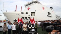 KRI dr. Radjiman Wedyodiningrat-992 yang membawa bantuan kemanusiaan dari seluruh lapisan masyarakat itu dilepas oleh Menteri Pertahanan RI Prabowo Subianto didamping  Kepala Staf Angkatan Laut (KASAL) Laksamana TNI Dr Muhammad Ali dari Dermaga Kolinlamil Jakarta Utara. (Pradita Utama/detikcom)