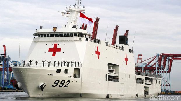 Menteri Pertahanan Prabowo Subianto melepas pemberangkatan Satgas Muhibah/Port Visit ke Mesir TA 2024 KRI dr Radjiman Wedyodiningrat-992 milik TNI AL untuk mengirimkan bantuan kemanusiaan buat para korban konflik Gaza. Keberangkatan misi perdamaian dilakukan di dermaga Kolinlamil, Jakarta Utara, Kamis (18/1/2024).