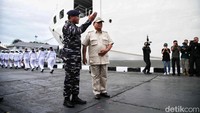 Menteri Pertahanan Prabowo Subianto dan KSAL Laksamana TNI Muhammad Ali melakukan pelepasan bantuan kemanusiaan untuk Gaza di Dermaga Kolinlamil, Jakarta Utara, Kamis (18/1/2024).