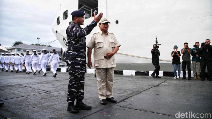 Menteri Pertahanan Prabowo Subianto melepas pemberangkatan Satgas Muhibah/Port Visit ke Mesir TA 2024 KRI dr Radjiman Wedyodiningrat-992 milik TNI AL untuk mengirimkan bantuan kemanusiaan buat para korban konflik Gaza. Keberangkatan misi perdamaian dilakukan di dermaga Kolinlamil, Jakarta Utara, Kamis (18/1/2024).