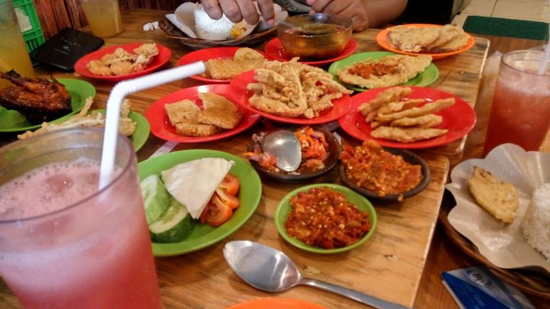 Murah dan Lezat!  5 tempat makan ini punya lauk pauk yang beragam dengan harga Rp 10 ribu