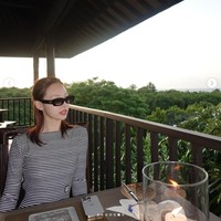 “satset tiba tiba udah di bali aja” “mbak nay ga sekalian bikin ktp aja?” “Hotelnya average price 21 juta an 😊” “Gue gak kaget kalo Nayeon beli kavling di gading serpong,” komentar sejumlah penggemar di Twitter. Foto: dok. Instagram @nayeonyny