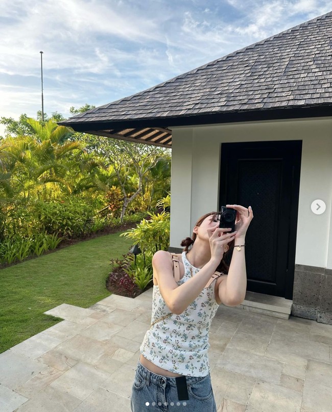 Pelantun ‘POP!’ itu tampak menikmati waktunya sendirian. Namun, menurut desas-desus Nayeon TWICE berlibur ke Pulau Dewata bersama adik perempuannya. Foto: dok. Instagram @nayeonyny