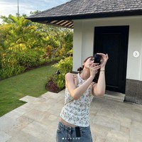 Pelantun ‘POP!’ itu tampak menikmati waktunya sendirian. Namun, menurut desas-desus Nayeon TWICE berlibur ke Pulau Dewata bersama adik perempuannya. Foto: dok. Instagram @nayeonyny