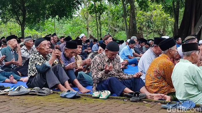 Warga melakukan doa bersama saat dalam tradisi nyadran di Kelurahan Ngijo, Semarang, Kamis (18/1/2024).