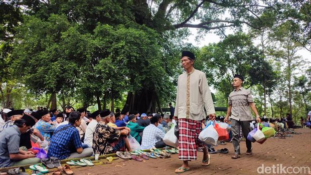 Warga melakukan doa bersama saat dalam tradisi nyadran di Kelurahan Ngijo, Semarang, Kamis (18/1/2024).