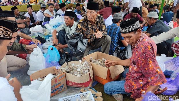 Warga melakukan doa bersama saat dalam tradisi nyadran di Kelurahan Ngijo, Semarang, Kamis (18/1/2024).