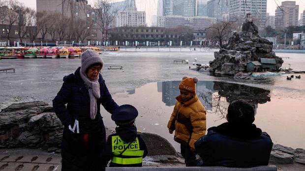 Para lansia menghabiskan waktu bersama anak-anak di sebuah taman di Beijing, Tiongkok 12 Januari 2024. (REUTERS/Tingshu Wang)