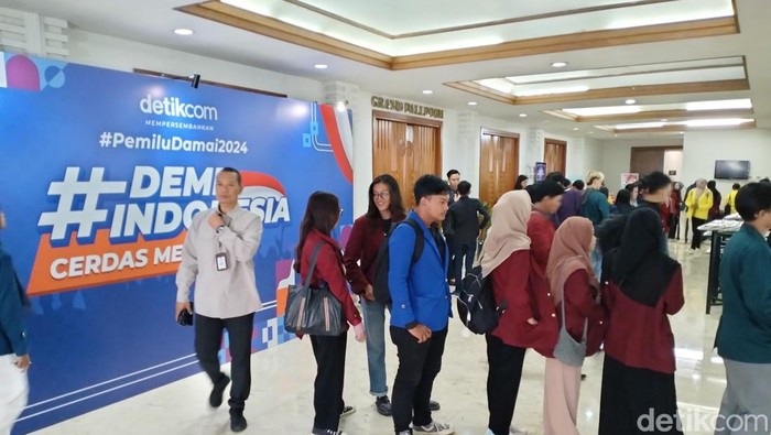 Para peserta mulai berdatangan ke lokasi #Demi Indonesia Cerdas Memilih di Bandung, Kamis (18/1/2024).