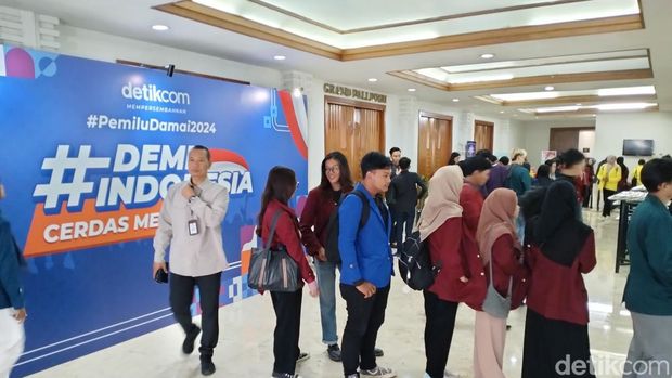 Para peserta mulai berdatangan ke lokasi #Demi Indonesia Cerdas Memilih di Bandung, Kamis (18/1/2024).