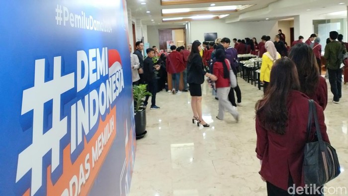 Para peserta mulai berdatangan ke lokasi #Demi Indonesia Cerdas Memilih di Bandung, Kamis (18/1/2024).
