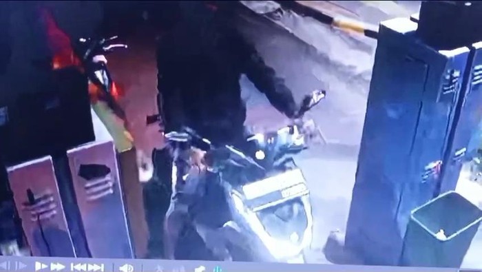 Pelaku pencurian motor terekam CCTV.