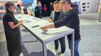 Di sini, seluruh varian Galaxy S24 bisa dicoba. Foto: Adi Fida Rahman/detikinet