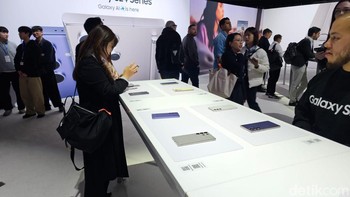 Ramai-ramai menjajal ponsel flagship terbaru Samsung. Foto: Adi Fida Rahman/detikinet
